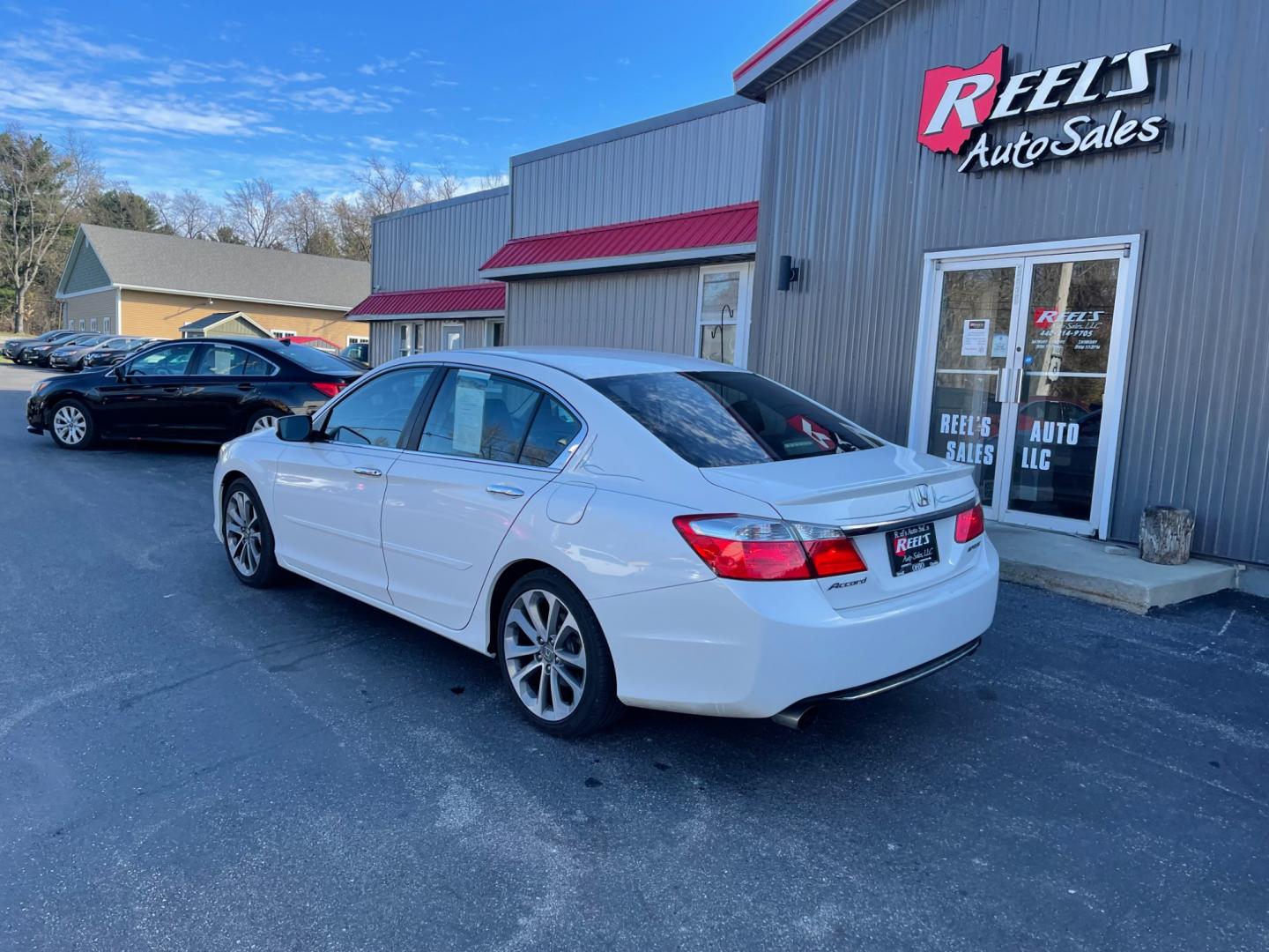 2013 White /Black Honda Accord Sport (1HGCR2F50DA) with an 2.4L I4 DOHC 16V engine, Automatic transmission, located at 547 E. Main St., Orwell, OH, 44076, (440) 437-5893, 41.535435, -80.847855 - This 2013 Honda Accord Sport CVT is a reliable and fuel-efficient sedan. It is powered by a 2.4-liter four-cylinder engine that produces 189 horsepower. The CVT (continuously variable transmission) provides smooth and efficient acceleration. The Accord Sport CVT comes equipped with features such as - Photo#11